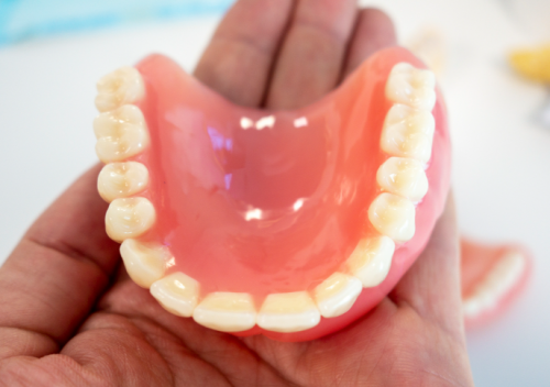 义齿瓷块对义齿的影响